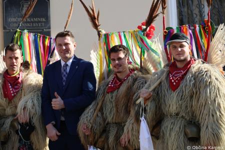 Kamnik so obiskali koranti iz Zamušanov pri Ptuju in v mestno jedro privabili nepregledno množico, željno ogleda tradicionalne pustne šege (91)